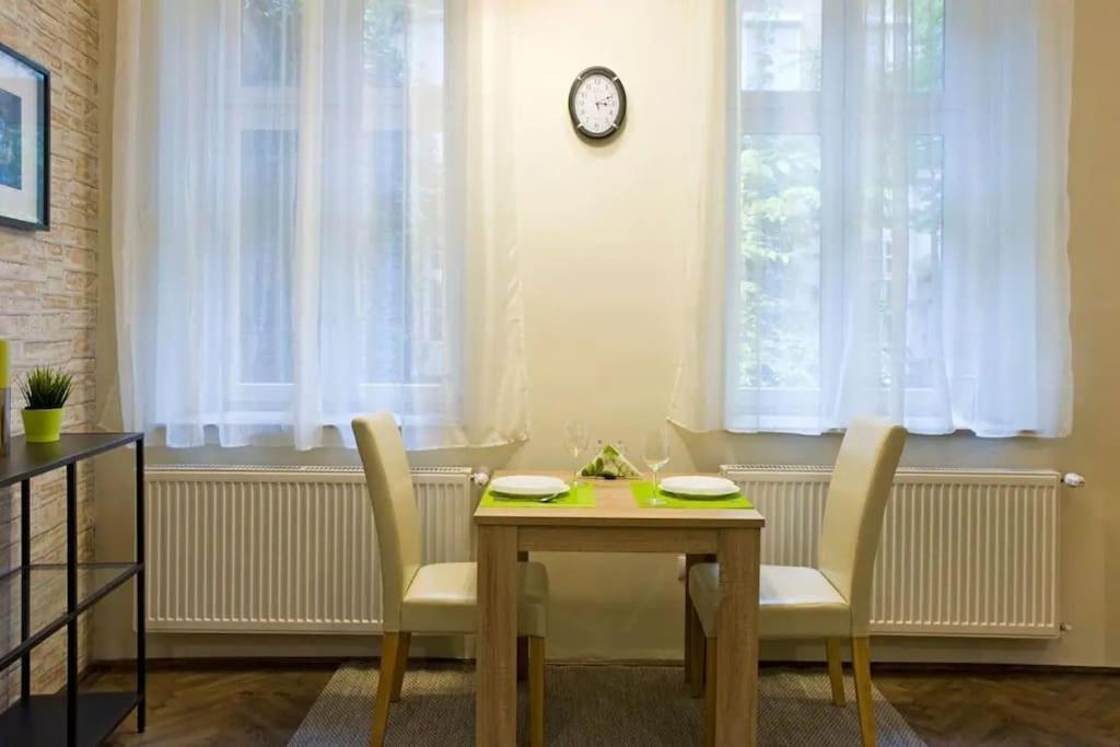 Lovely Flat Downtown Apartment *